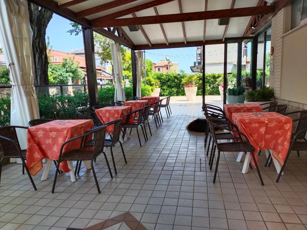 Hotel Goldene Rose Римини Екстериор снимка