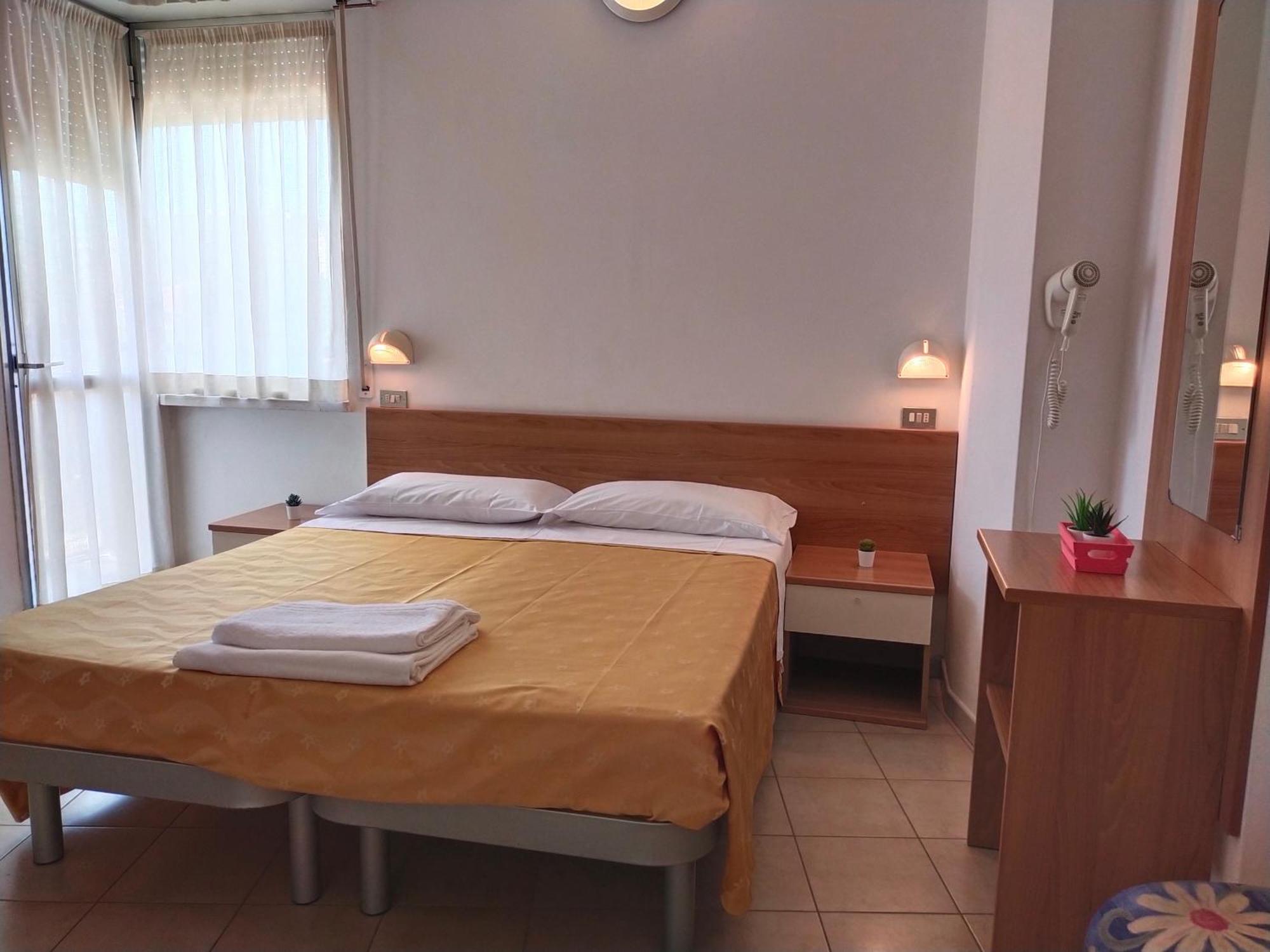 Hotel Goldene Rose Римини Екстериор снимка