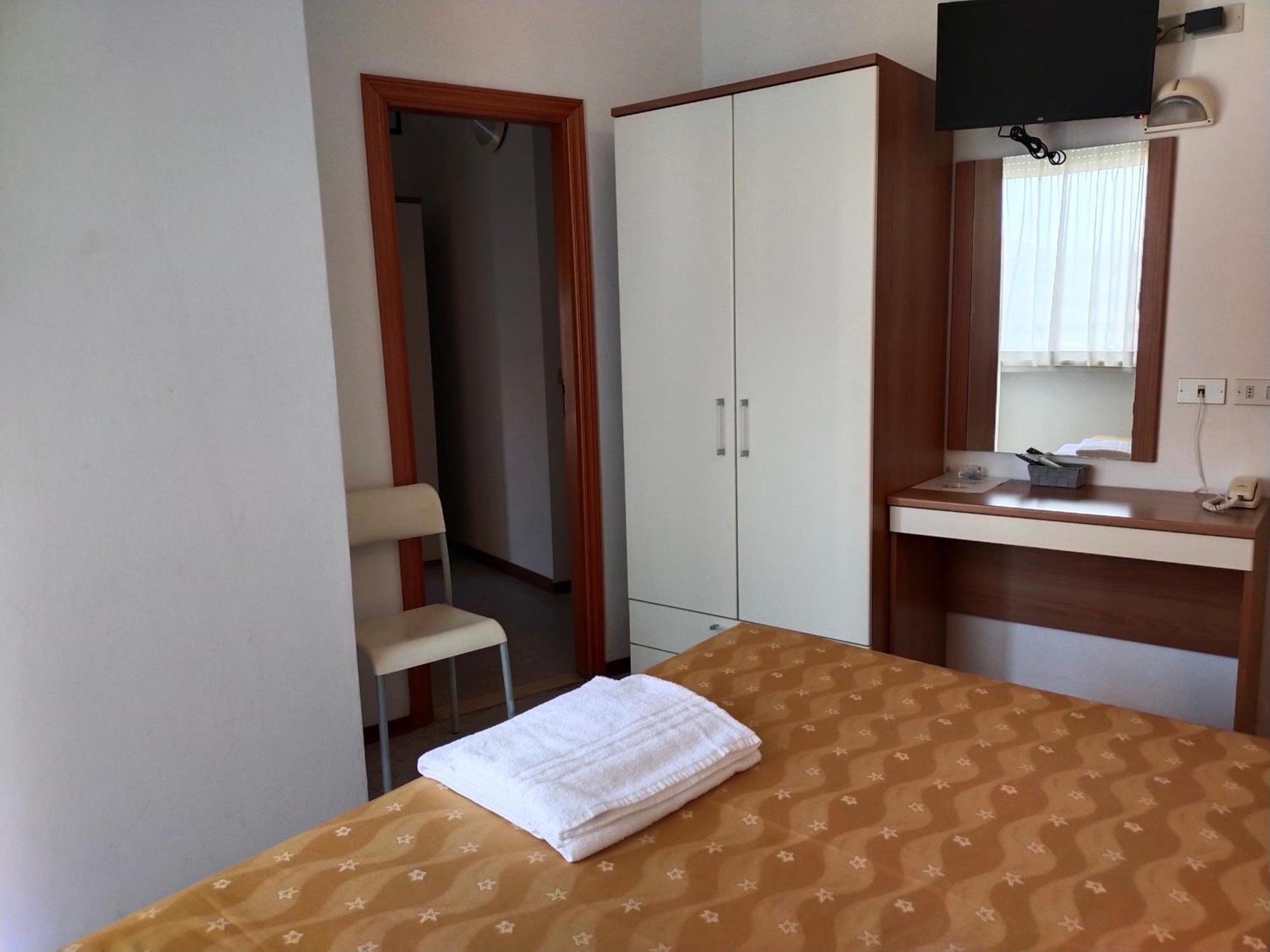 Hotel Goldene Rose Римини Екстериор снимка
