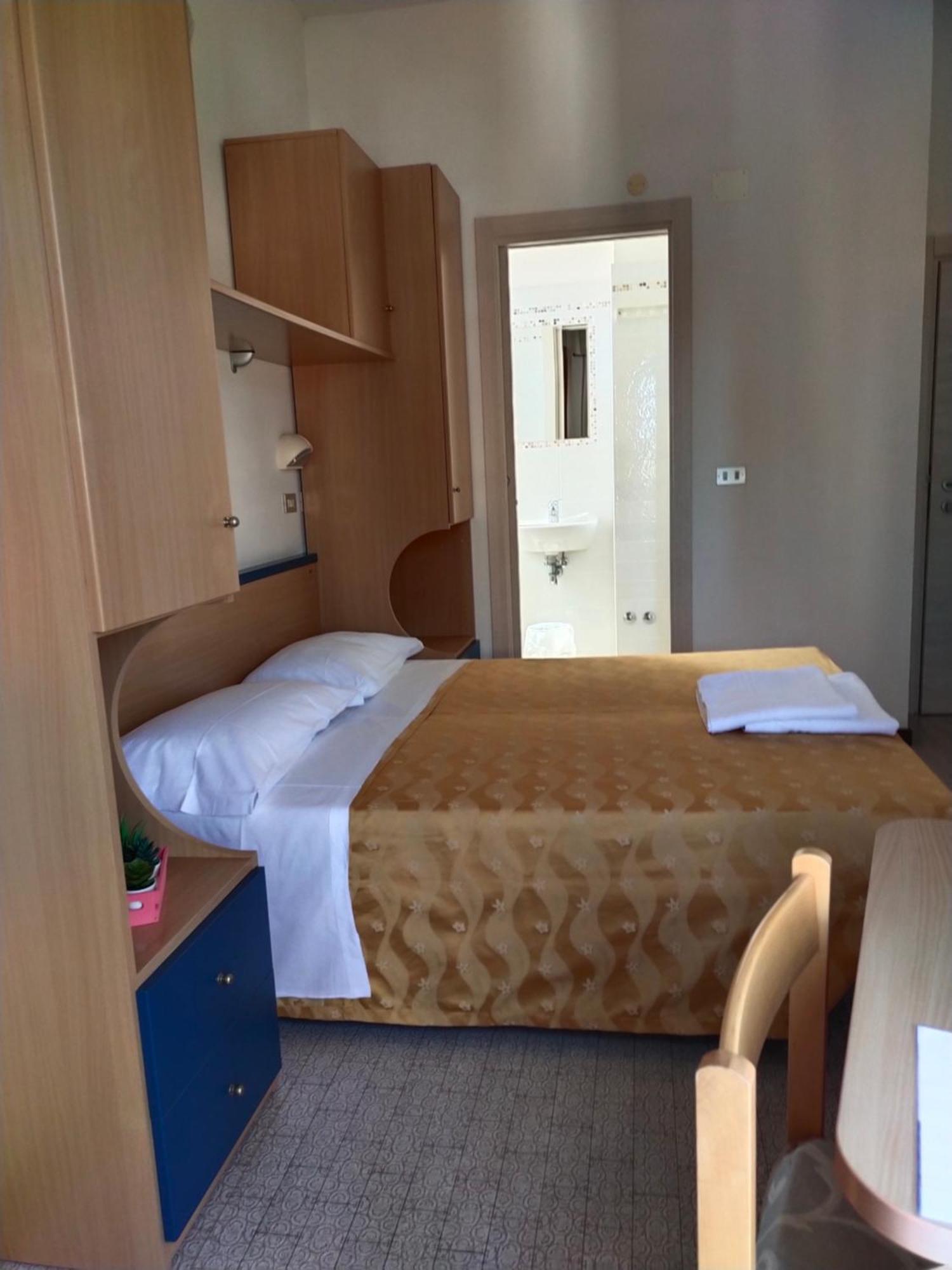 Hotel Goldene Rose Римини Екстериор снимка