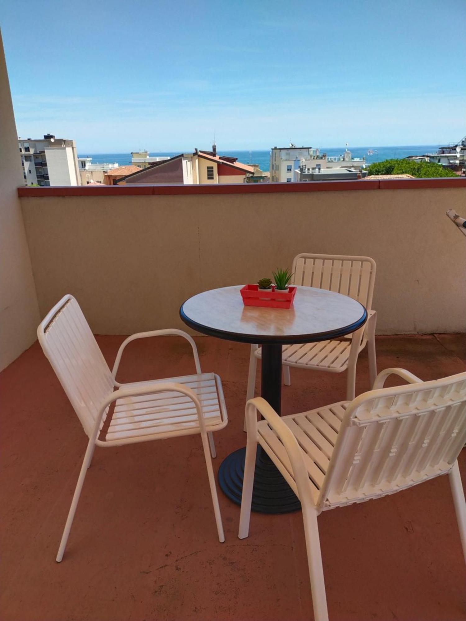 Hotel Goldene Rose Римини Екстериор снимка