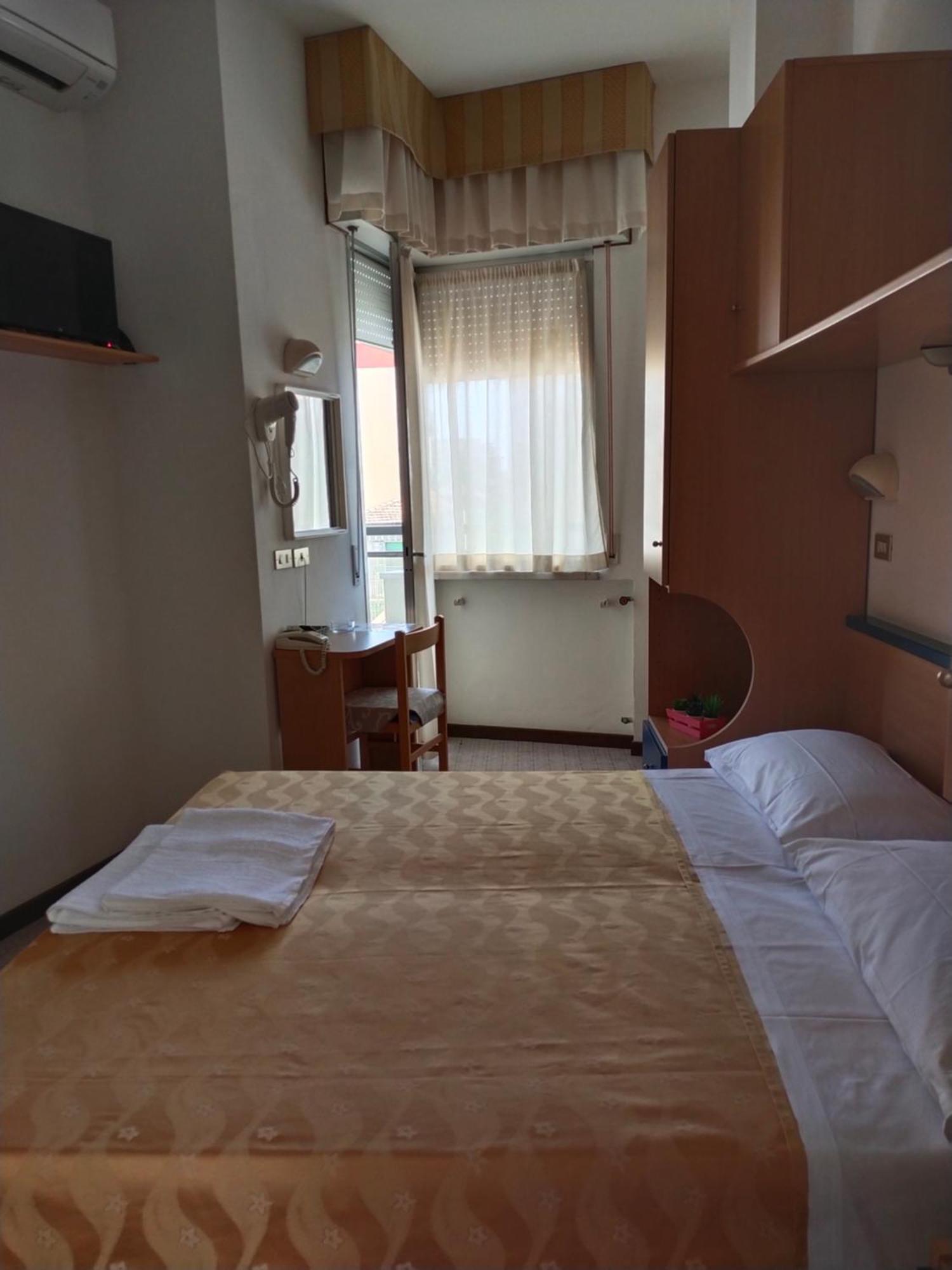 Hotel Goldene Rose Римини Екстериор снимка