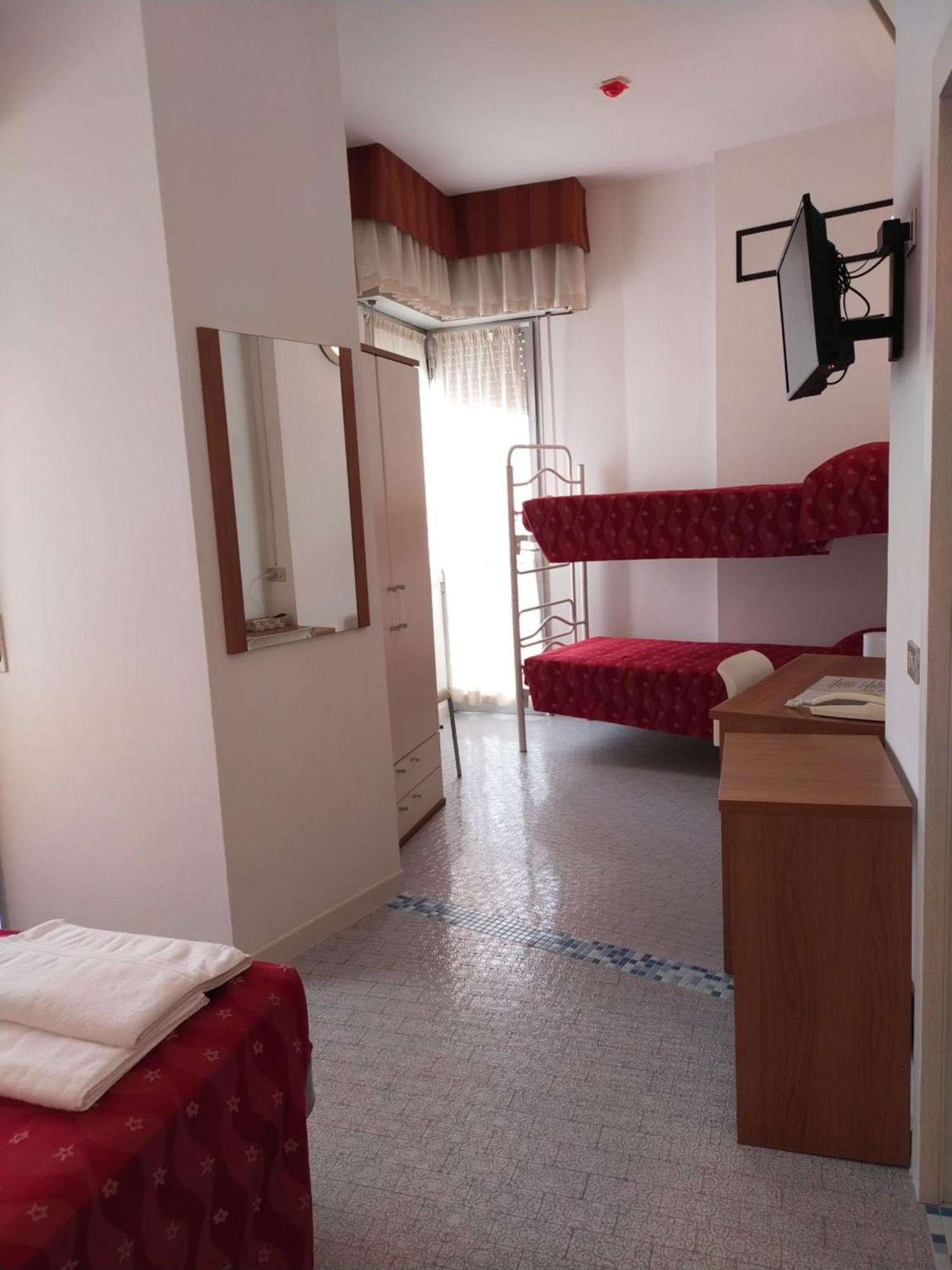 Hotel Goldene Rose Римини Екстериор снимка