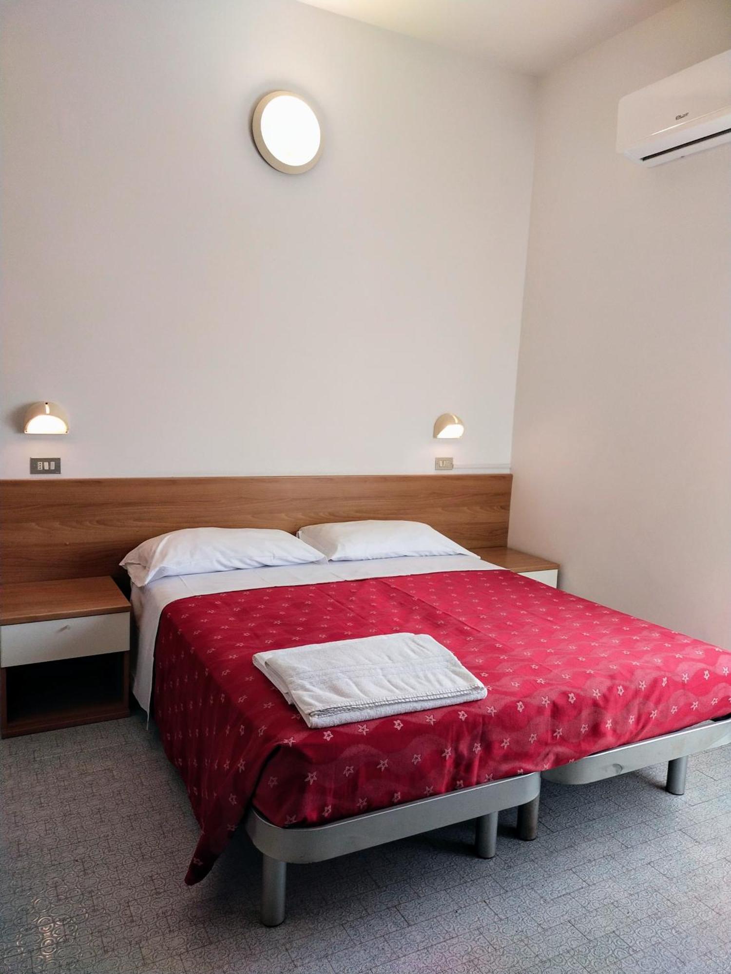 Hotel Goldene Rose Римини Екстериор снимка