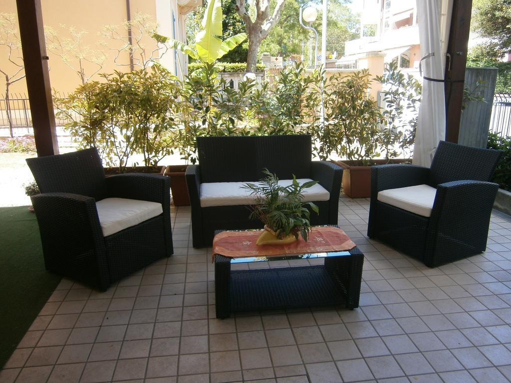 Hotel Goldene Rose Римини Екстериор снимка