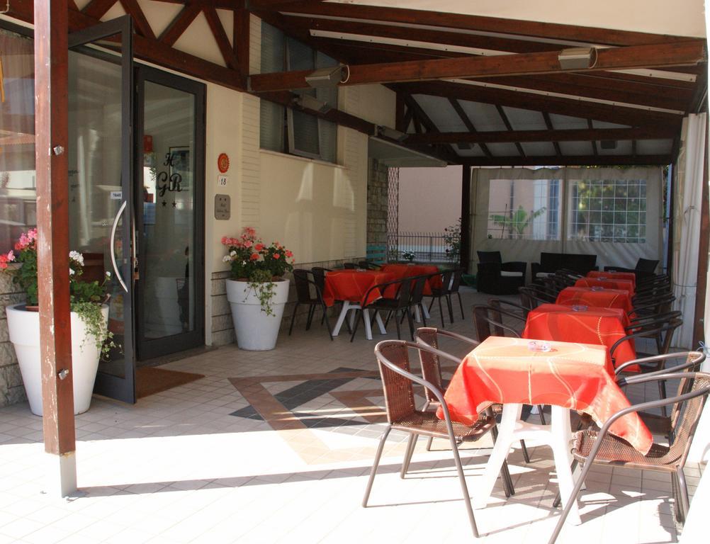 Hotel Goldene Rose Римини Екстериор снимка