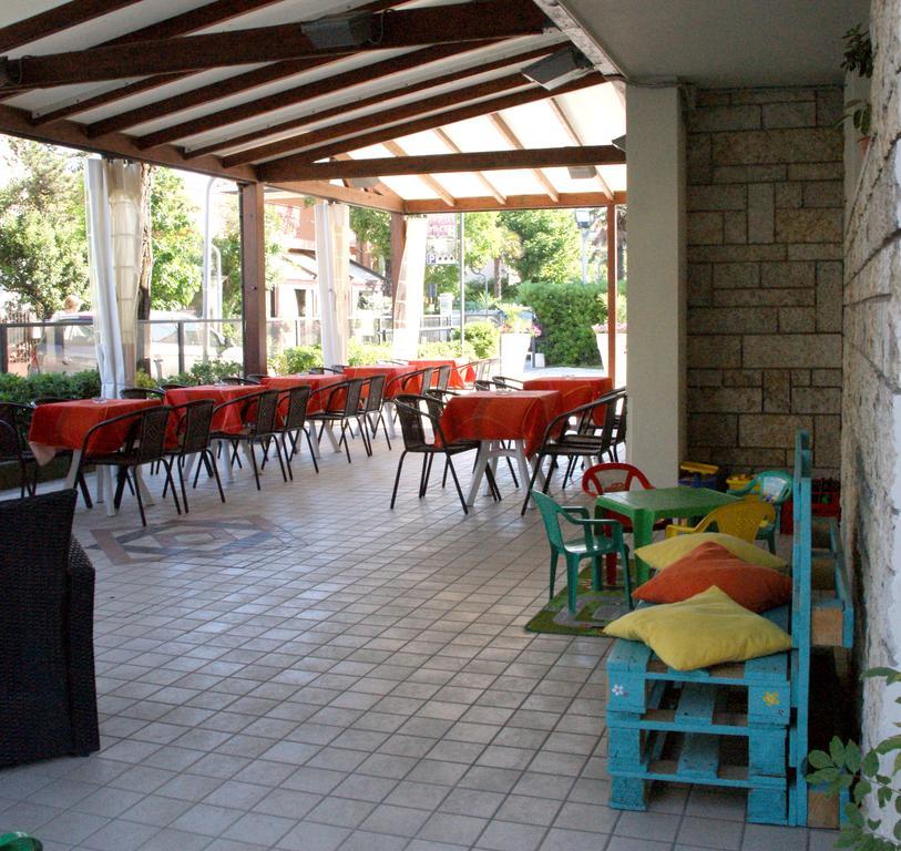 Hotel Goldene Rose Римини Екстериор снимка