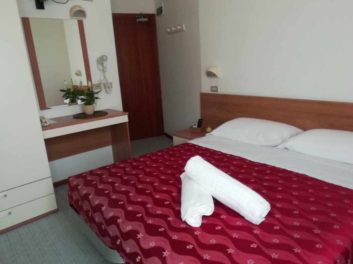 Hotel Goldene Rose Римини Екстериор снимка